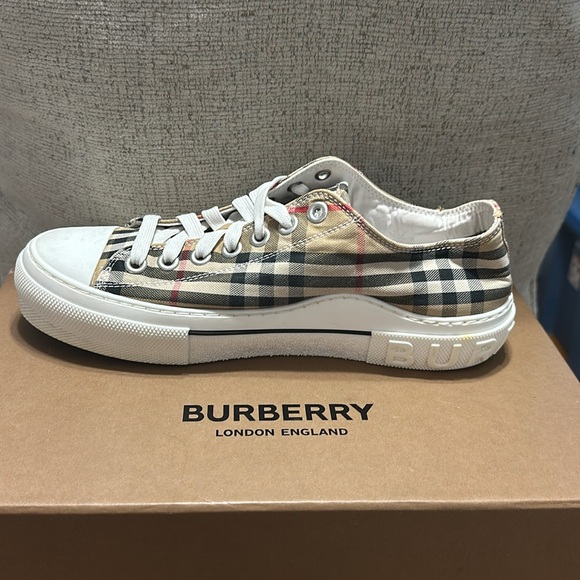 Burberry Checked Lace-Up Sneakers Low Top - Picture 5 of 9